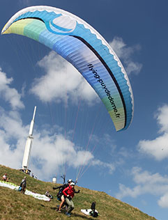 Decollage en biplace parapente depuis le sommet du Puy de Dôme coté Est