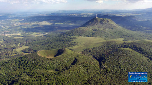 1 4 puy de dome vue du ciel a