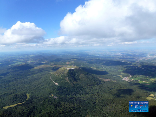 1 4 puy de dome vue du ciel c