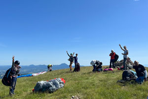 Groupe joyeux en stage parapente