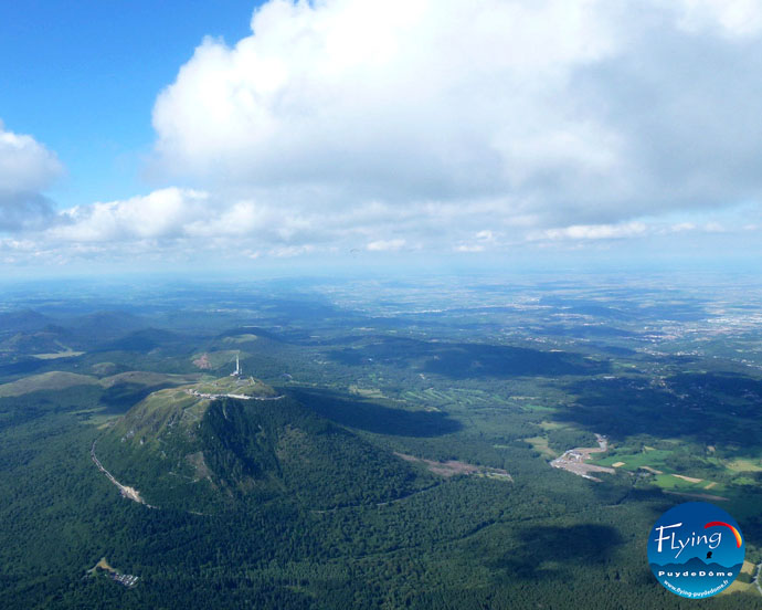 flying puy de dome parapente vue du ciel volcan