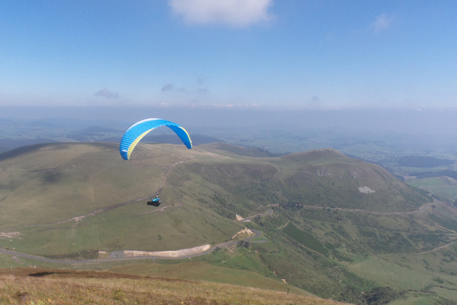 flying puy de dome parapente puy de la tache loic frary sigma 9 900 600