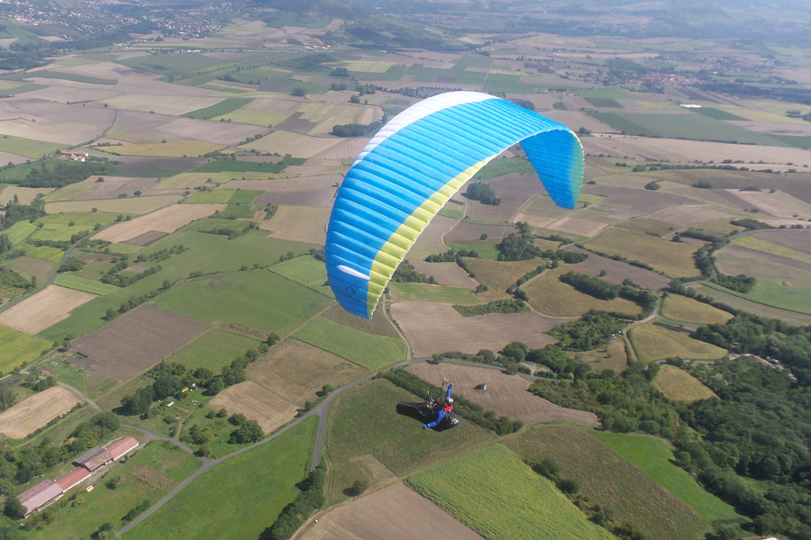 flying puy de dome parapente saint sandoux loic frary sigma 9 900 600