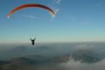 Flying Pug De Dome Ecole De Parapente Vol Entre Les Nuages Nord Chaine Des Puys