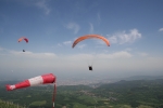 Flying Puy De Dome Ecole Parapente Sommet Puy De Dome Decollage Est